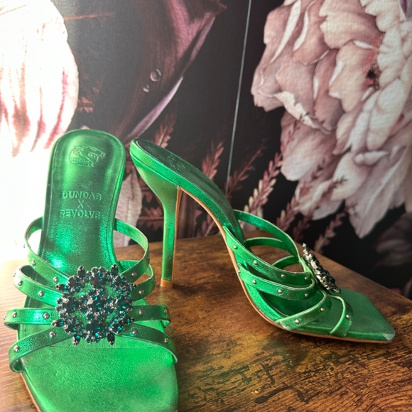 Dundas x Revolve - Picture 2 of 3